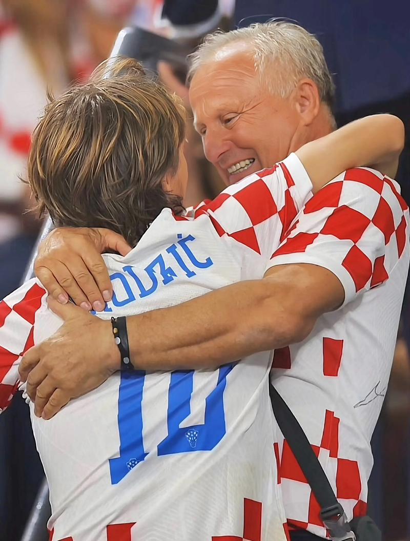 西媒：弗里克将与巴萨续约一年，他不喜欢太长的合同